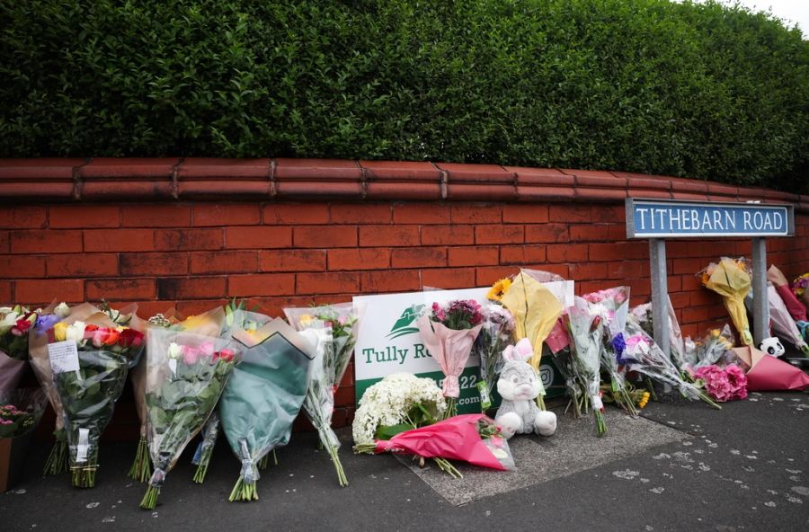 Zahlreiche Menschen legten Blumen nieder.