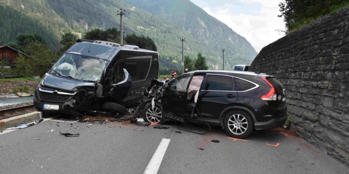 Li Curt GR - Alkoholisierter Fahrer kollidiert mit Wohnmobil