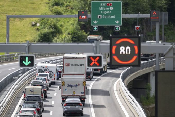 Der Reiseverkehr führt am Gotthard während der Ferienzeit zu langen Staus. gotthard kolumne theiler