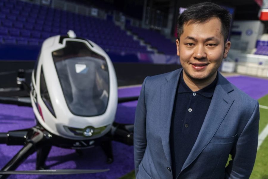 Natürlich fehlt auch China nicht. Hier: Derrick Xiong, Mitbegründer des chinesischen Drohnenherstellers Beijing Yi-Hang Creation Science & Technology Co. (Ehang) 2019 vor einem autonomen Flugtaxi. (Archivbild)