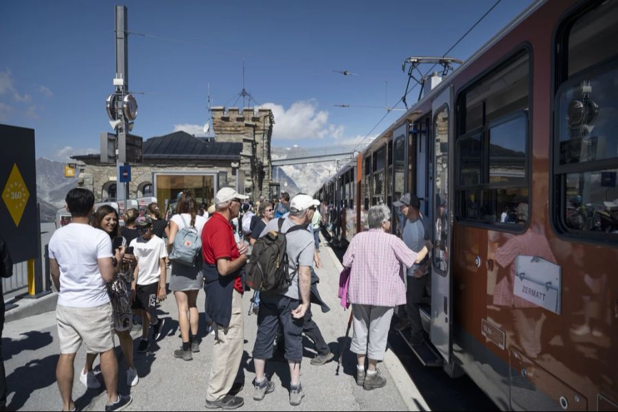 In der Schweiz sind im Sommer viele Touristinnen und Touristen mit dem Zug unterwegs.