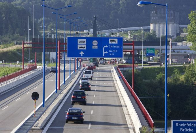 Am Zoll können sich Schweizer «Einkaufstouristen» die deutsche Mehrwertsteuer zurückerstatten lassen. (Archivbild) einkaufstourismus