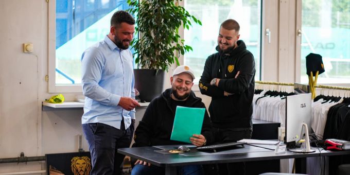 «Stärke bedeutet, Kunden auf Augenhöhe zu begegnen», sagt Joshua Vettiger (Mitte). Vettiger