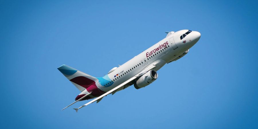 Ein Flugzeug der Airline Eurowings muss auf dem Berliner Flughafen BER eine Sichheitslandung hinlegen. (Symbolbild)