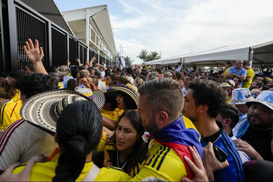 Berichten zufolge versuchten viele Fans gewaltsam ins Stadion in Miami zu gelangen.