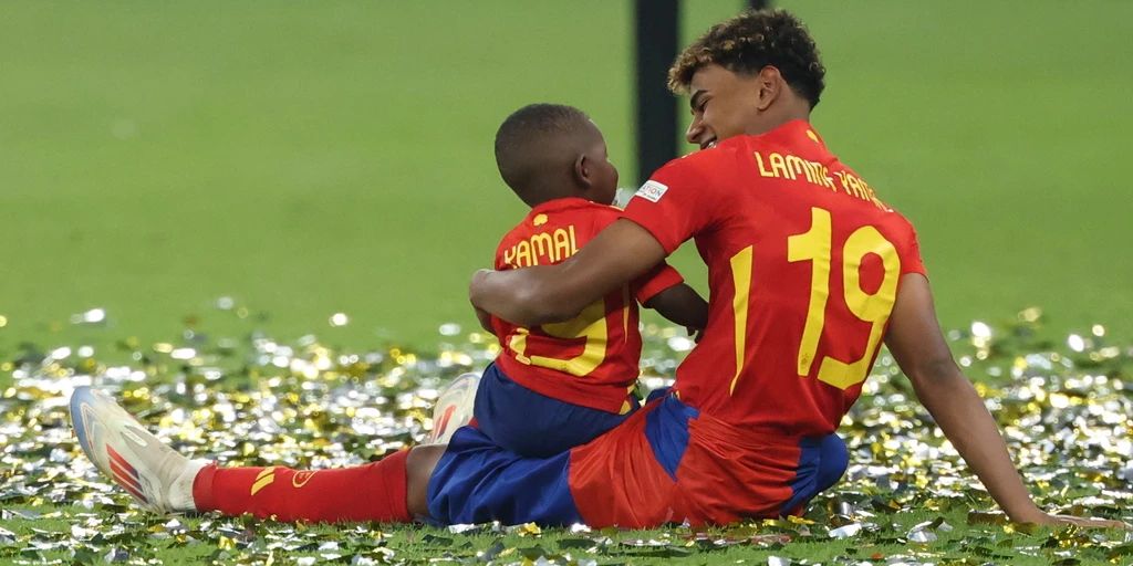 em-2024-lamine-yamal-feiert-titel-mit-kleinem-bruder