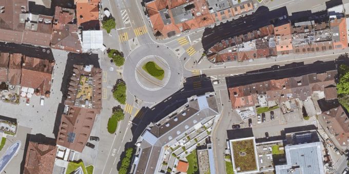 Fahrzeuglenker missachtet Vortritt und kollidiert mit einem Velofahrer. Fahrzeuglenker missachtet