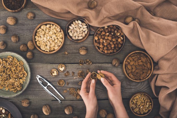 Nüsse sind gut für den Hunger zwischendurch. Sie eignen sich auch gut als Topping auf Salaten oder Reisgerichten. Nüsse