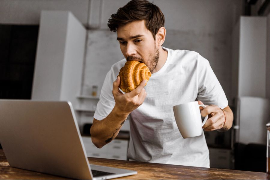 Mann isst Croissant, Home-Office