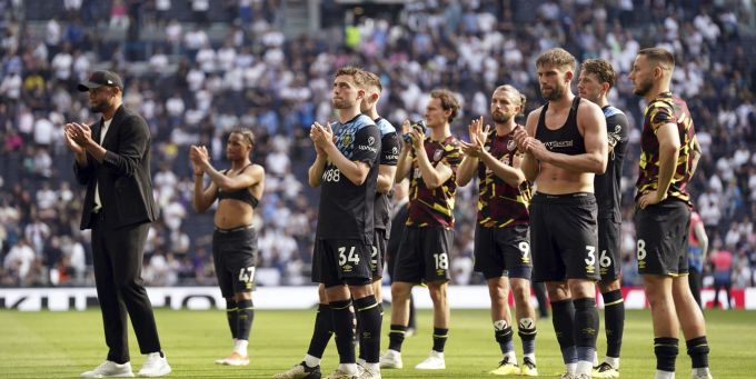Vincent Kompany und die Spieler von Burnley bedanken sich nach dem Abstieg bei ihren Fans. FC Burnley