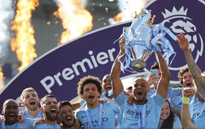 Vincent Kompany stemmt als ManCity-Captain den Meisterpokal in die Höhe. Vincent Kompany