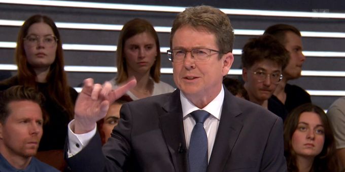 SVP-Bundesrat Albert Rösti streitet in der «Arena» zum Stromgesetz gegen seine eigene Partei. «Arena»