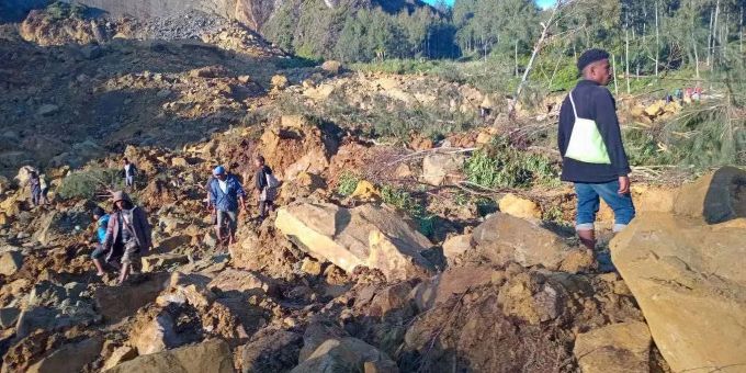 Bei einem Erdrutsch sind Berichten zufolge mehrere Dutzend Menschen in einem abgelegenen Dorf im Norden Papua-Neuguineas gestorben. Erdrutsch