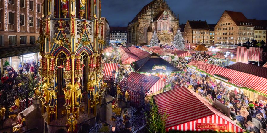 In Nürnberg warten festlich geschmückte Stände, duftender Lebkuchen und Glühwein.