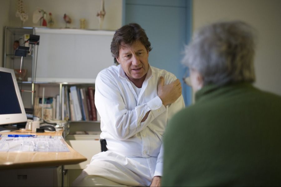 Der Hausarzt kann eine gute Ansprechperson für die besorgten Angehörigen, aber auch für die Betroffenen selbst sein. (Symbolbild)