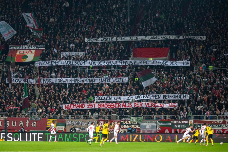 Die Fans kritisieren die Vereinsführung und Trainer Sandro Wagner.