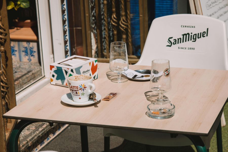 Spanien plant eine Gesetzesänderung zur Prävention von Alkoholkonsum. Stühle mit Bierwerbung sind dann vielerorts nicht mehr erlaubt.