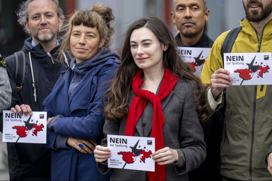 Gegner der Initiative – darunter die Operation Libero mit Co-Präsidentin Sanija Ameti (Mitte) – argumentieren, eine unabhängige SRG sei gerade aktuell «unverzichtbar».