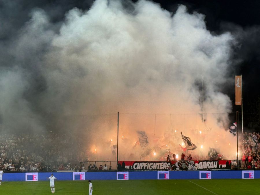 Die Fans sorgen für etwas Nebel im Brügglifeld.