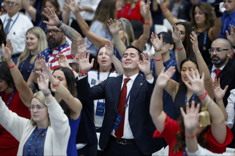 Tausende sind nach Arizona gereist, um an der Trauerfeier von Charlie Kirk teilzunehmen.