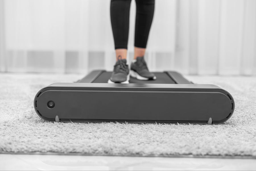 Person auf Walking Pad
