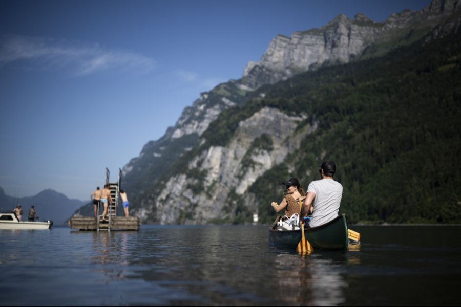 Schwimmer, Stand-up-Paddler, Ruderboote und Motorboote zieht es bei sonnigem Wetter auf die Seen.