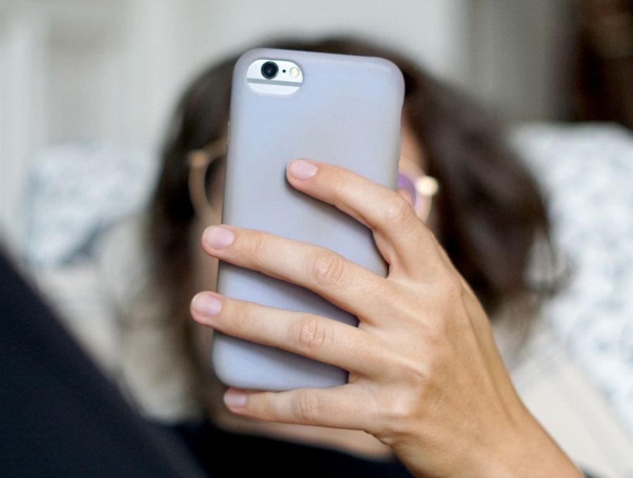 Frau am Handy