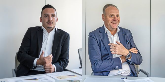 Vertreter von AXA erläutern das Angebot Smart Flex