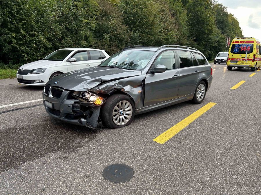 Am frühen Dienstagabend geriet ein 23-jähriger BMW-Fahrer auf der Entfelderstrasse in Richtung Aarau mit seinem Fahrzeug auf die Gegenfahrbahn un kollidierte mit einem entgegenkommenden Auto.