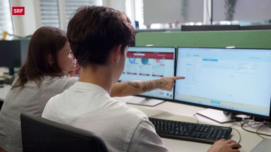 Die SRF-Reporterin und der 15-jährige Silvan gehen auf Online-Shoppingtour.