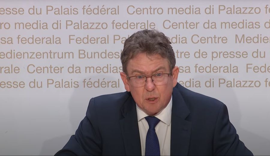 Bundesrat Albert Rösti erfuhr kurz vor einer Medienkonferenz vom Tod seines langjährigen Weggefährten Alfred Heer.