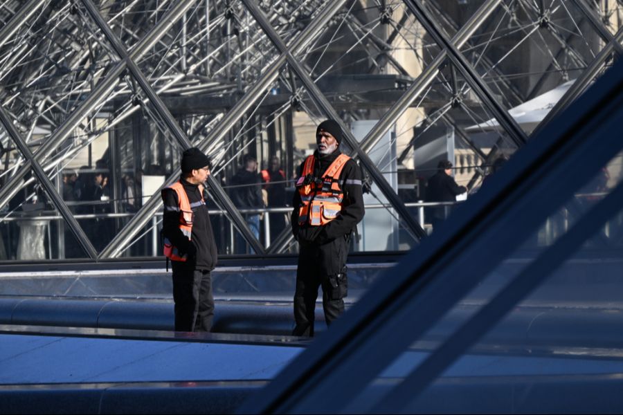 Nach dem Raub wurden die mangelnden Sicherheitsvorkehrungen des Louvre bekannt.