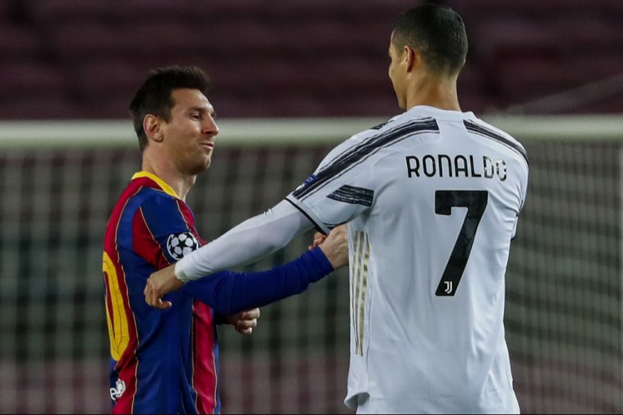 Lionel Messi und Cristiano Ronaldo bei einem Duell auf dem Platz. Seit Jahren prägen die beiden Superstars den Weltfußball – und ihre Rivalität sorgt bis heute für Diskussionen.