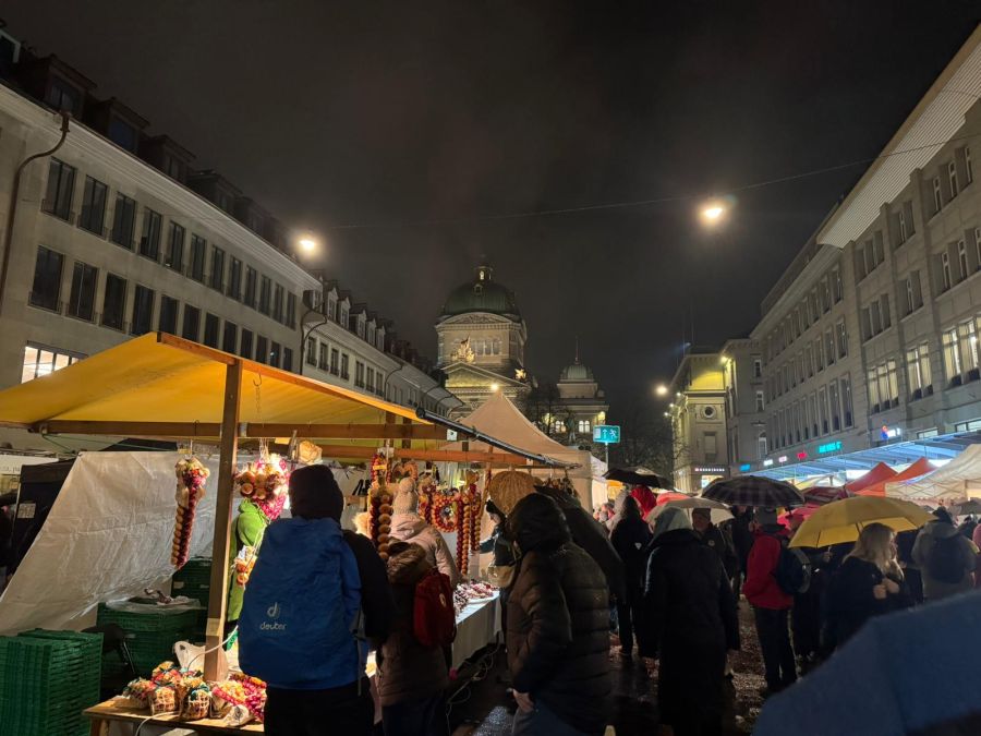 Trotz Regen lockt dieser die Massen in die Stadt.