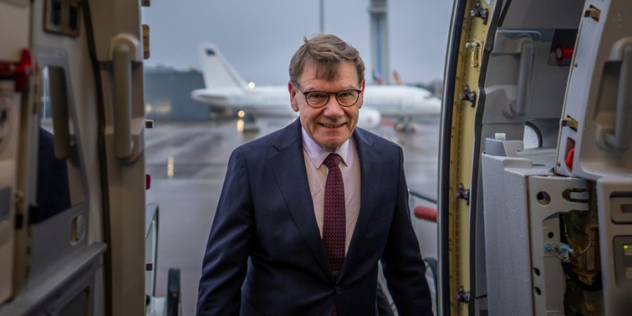Johann Wadephul (CDU), Aussenminister, steigt ins Flugzeug, um auf den Westbalkan zu reisen.