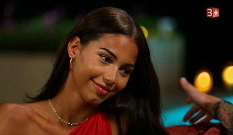 Die 18-Jährige offenbart dem Bachelor, dass sie eine Geschlechtsangleichung hatte.