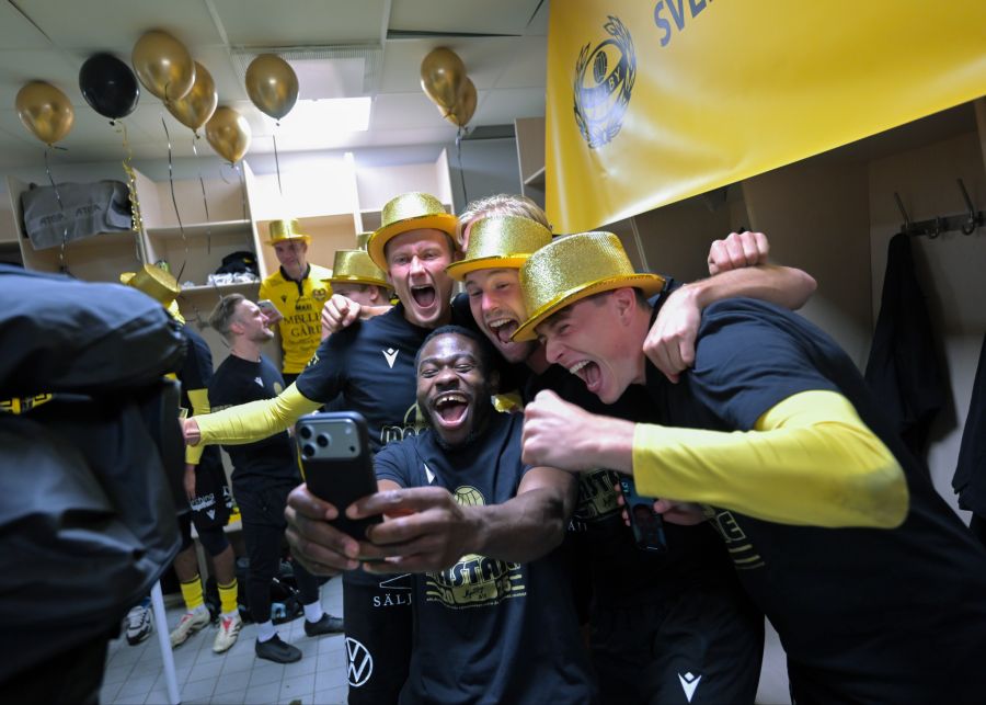 Nach dem Meistertitel gibt es bei den Spielern von Mjällby kein Halten mehr.