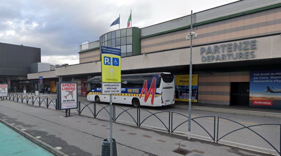 Der Fahrer wollte wohl die Parkgebühren für den Flughafen Bergamo umgehen.