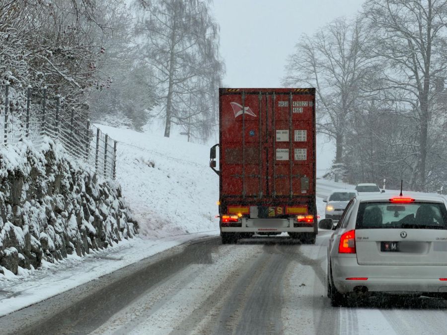 Ein Lastwagen in Bäretswil ZH kommt wegen des Schnees nicht den Hügel hinauf.