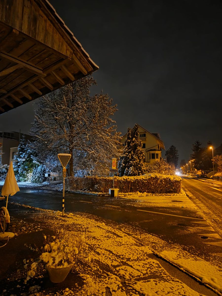 Der Schnee setzte sogar auf den Strassen an.