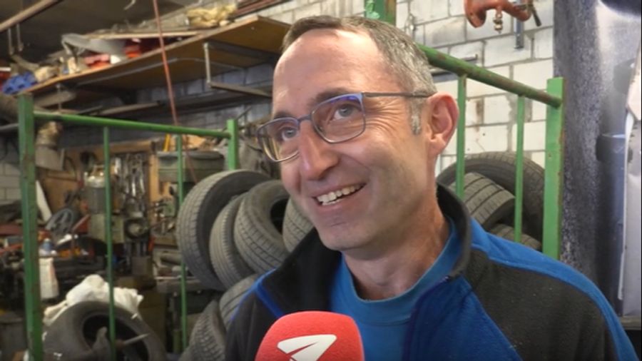 Matthias Hänni von der Garage Arpagaus hat dank dem ersten Schnee derzeit Hochkonjunktur.