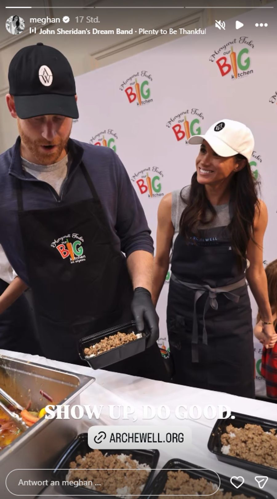 Prinz Harry und Meghan helfen mit, Essen vorzubereiten und zu verpacken.
