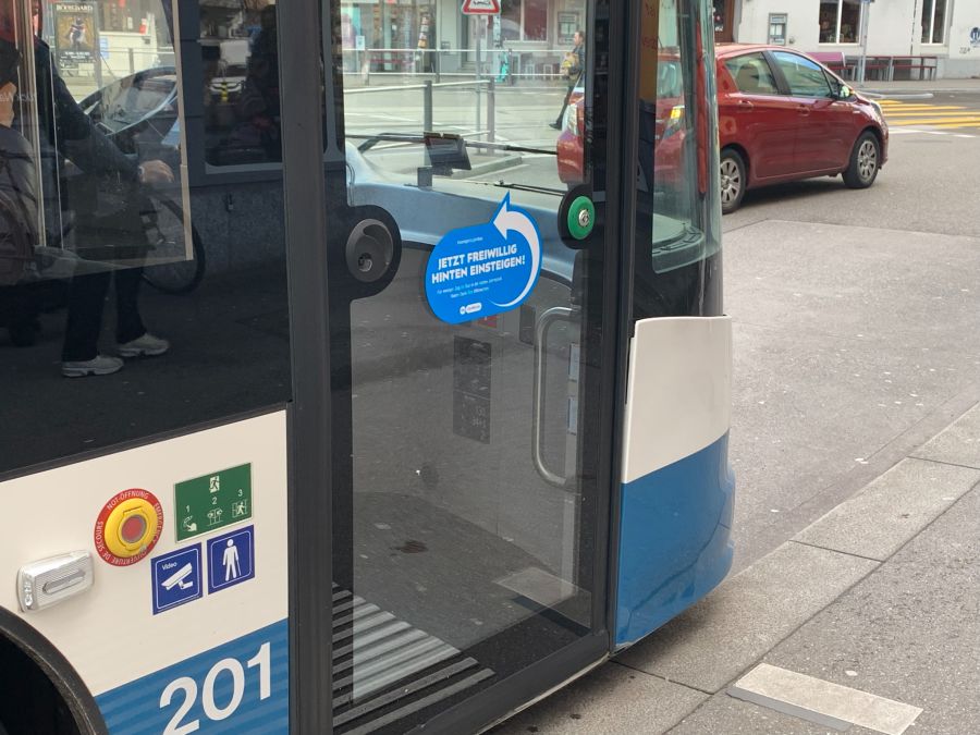 Aufkleber an der vordersten Tür ...