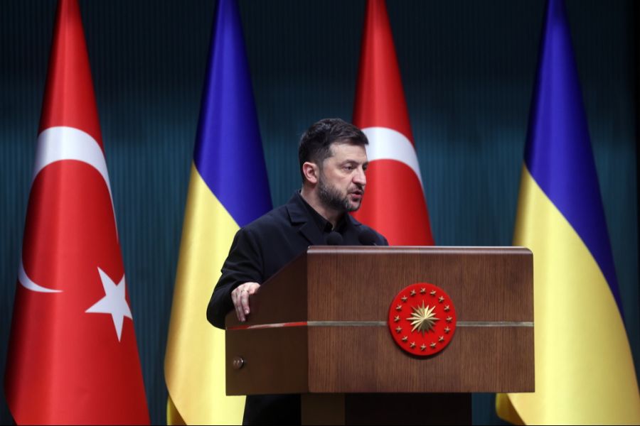 Zudem spricht er dem ukrainischen Präsidenten Selenskyj die Legitimität ab.