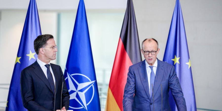 Der deutsche Bundeskanzler Friedrich Merz (r, CDU) und Mark Rutte, Generalsekretär der Nato, eine Pressekonferenz. Foto: Kay Nietfeld/dpa