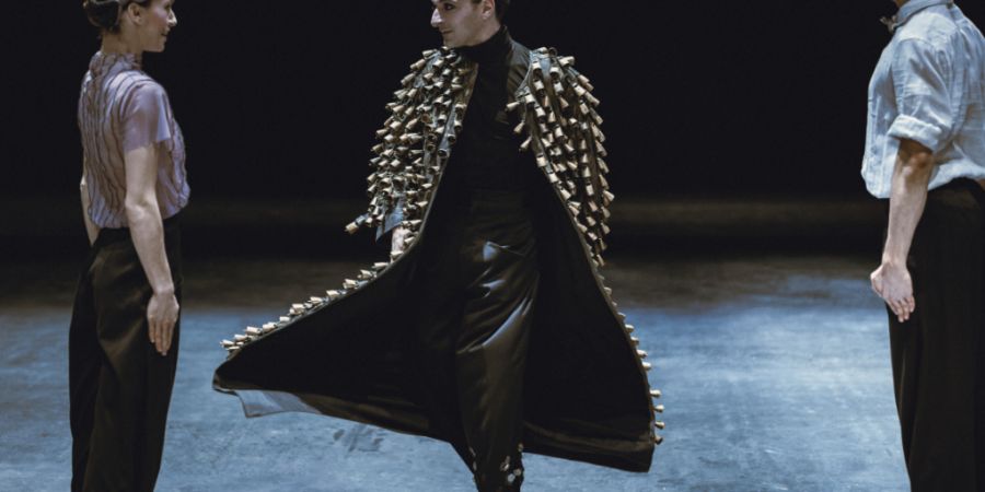 Das Geschwisterpaar Fritz und Marie (Louis Steinmetz und Sandra Bourdais) mit Pate Drosselmeier (Michelangelo Chelucci) in der «Nussknacker»-Choreografie von Marco Goecke am Theater Basel.