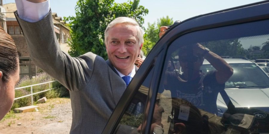 ARCHIV - Präsidentschaftskandidat Jose Antonio Kast von der Republikanischen Partei winkt seinen Anhängern zu. Foto: Esteban Felix/AP/dpa