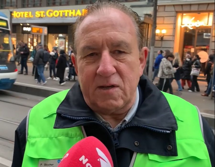 Transport-Guide Paul Stocker ist an der Bahnhofstrasse bei Fragen zur Stelle.