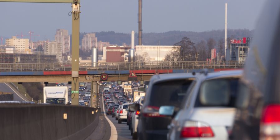 Mit 37 Massnahmen wollen die Kantone Bern und Freiburg die Verkehrsprobleme im unteren Sensebezirk lösen. (Symbolbild)