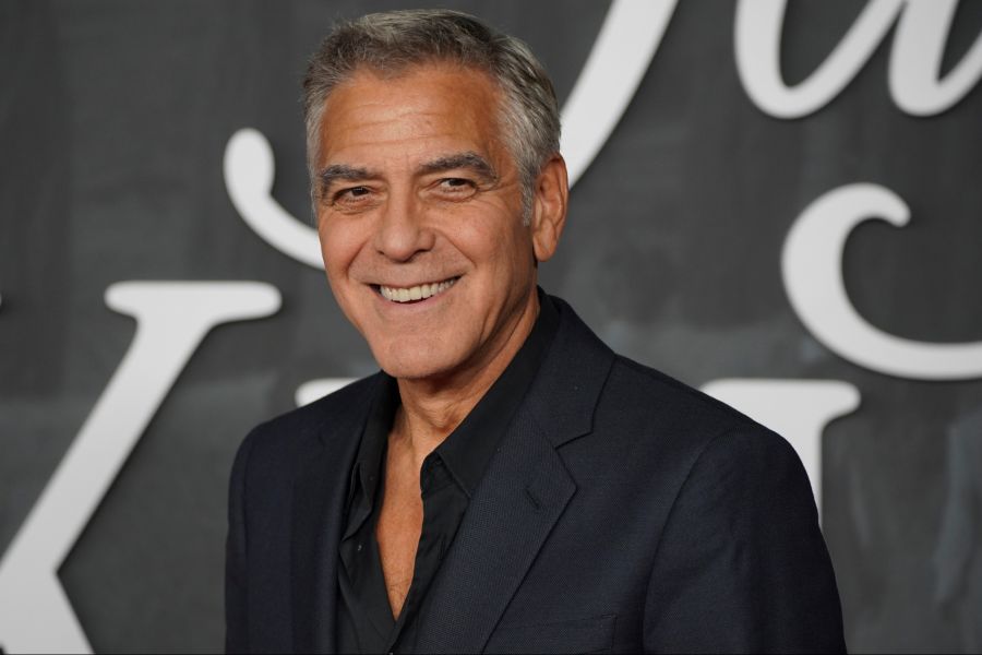 Als Grund für die Kussregel nennt Clooney sein Alter. Dabei ist der 64-Jährige noch immer ein echter Frauenschwarm.